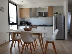 una cucina con tavolo, sedie e frigorifero di Depto centrico a La Plata