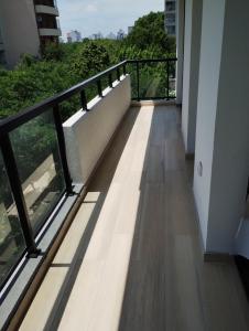 corridoio di un edificio con balcone di Depto centrico a La Plata