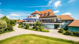 ein großes weißes Haus mit braunem Dach in der Unterkunft Deutenhof Hotel, Restaurant & Veranstaltung in Bad Abbach