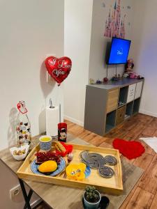 Cette chambre comprend une table avec de la nourriture et un ballon. dans l'établissement 5 Min from Disneyland cozy retreat, à Montévrain