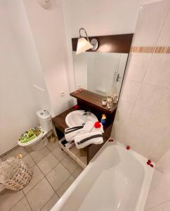 La salle de bains est pourvue d'une baignoire et de toilettes. dans l'établissement 5 Min from Disneyland cozy retreat, à Montévrain