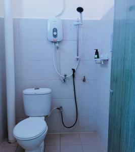 uma casa de banho com um WC e um chuveiro em Tunas Cottage 2 em Kuah
