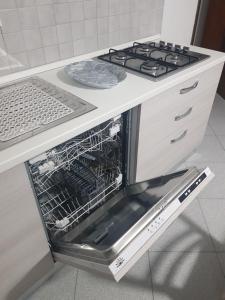 Un lave-vaisselle est disponible dans la cuisine. dans l'établissement Casa frà i Pini, à Imola