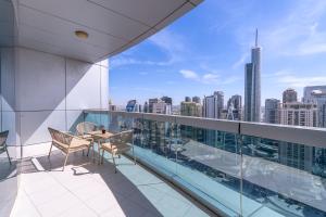 En balkong eller terrass på Heaven Crest Holiday Homes Dubai Marina - 4 Bedroom Suite with Marina View near JBR Beach, Free Parking, Wi-Fi, Gym and Pool