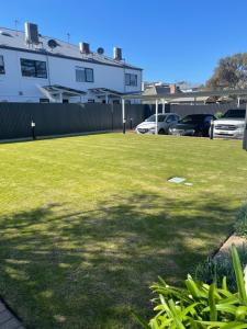 U2 at Moana Beach Esplanade - Exclusive 2 Bdrm Apt - WiFi - Spa - Pet Friendly外面的花园