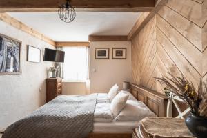 ザコパネにあるGórski klimatの木製の壁のベッドルーム1室(ベッド1台付)