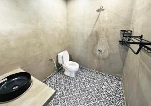 a bathroom with a toilet and a shower at Eco Inn in Phumĭ Réach Born (2)