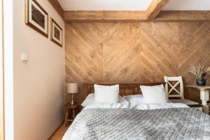 ザコパネにあるGórski klimatの木製の壁のベッドルーム1室(ベッド2台付)