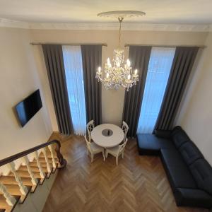 - une vue aérienne sur un salon doté d'un lustre dans l'établissement LUBERT APARTMÁNY s.r.o, à Prague