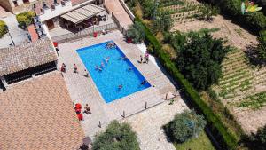 an overhead view of a swimming pool with people in it at Apartamentos Berrocal in Alcalá del Júcar