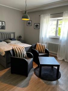 1 Schlafzimmer mit einem Bett, 2 Stühlen und einem Tisch in der Unterkunft Villa Moselstrand in Moselkern