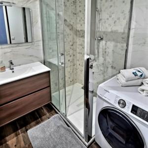 a washing machine in a bathroom with a shower at Appartement T2 Prado Chanot Plage Marseille in Marseille