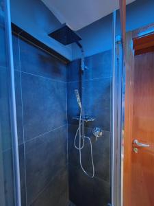 ein Bad mit einer Dusche und einer Glastür in der Unterkunft PALE-H in Bari