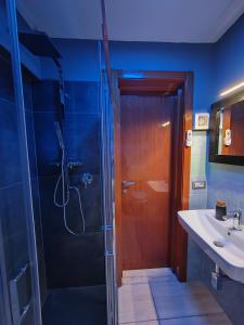 ein Bad mit einer Dusche und einem Waschbecken in der Unterkunft PALE-H in Bari