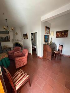 uma sala de estar com sofás e uma lareira em Agradable casa con jardín y chimenea interior em Baena