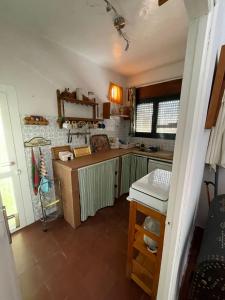 uma cozinha com um lavatório e uma bancada em Agradable casa con jardín y chimenea interior em Baena