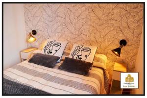 Un dormitorio con una cama con dos caras. en Casa Rístori San Isidro, en Manzanares
