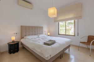 Un dormitorio con una gran cama blanca y una ventana en TOP VILLA Casa Anna Private Pool Garden Seaview en Benalmádena
