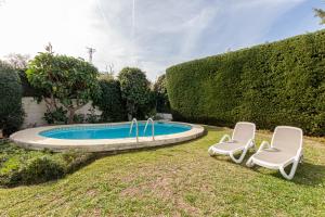 2 sillas y una piscina en un patio en TOP VILLA Casa Anna Private Pool Garden Seaview en Benalmádena