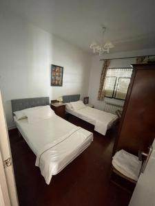 1 Schlafzimmer mit 2 Betten und einem Fenster in der Unterkunft Agradable casa con jardín y chimenea interior in Baena