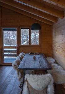 une chambre avec une table et des chaises dans une cabine dans l'établissement Chalet Adler, à Saas-Fee