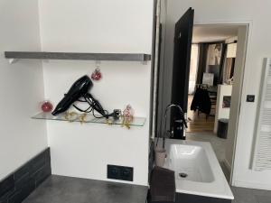 cocina blanca con lavabo y espejo en Appartement 77 en Lans-en-Vercors