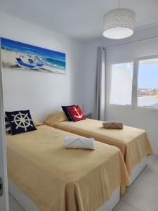 Giường trong phòng chung tại Villa Perla Blanca, en Lanzarote