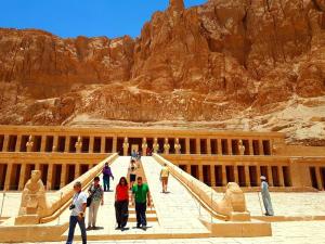un grupo de personas de pie en frente de un edificio en Luis Luxor Nile Cruise en Luxor
