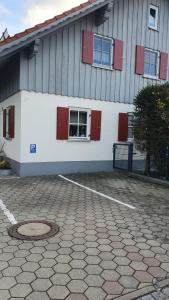 a building with red and white windows and a building at Bergliebe in Germaringen