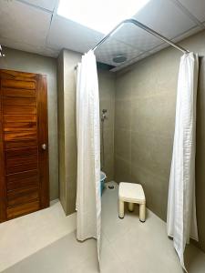 Koupelna v ubytování Hotel Ananda Kashi