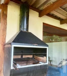 an oven with a stove in a kitchen at Recanto Monte Trigo casa Container in São Francisco do Sul