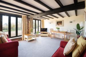 TV a/nebo společenská místnost v ubytování Hill House Farm Cottages