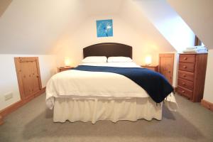 1 dormitorio con 1 cama grande y 2 mesitas de noche en 23 Fairfield en Inverness