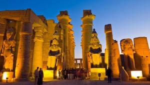 un gruppo di persone che si trovano di fronte alle colonne di Luis Luxor Nile Cruise a Luxor