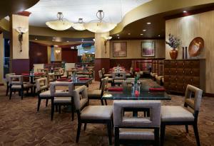 Posezení v ubytování Embassy Suites by Hilton Hampton Convention Center