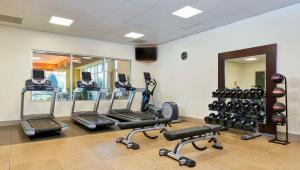 Fitness centrum a/nebo fitness zařízení v ubytování Embassy Suites by Hilton Hampton Convention Center