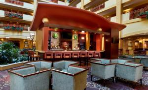 um lobby de um hotel com um bar em Embassy Suites by Hilton Hampton Convention Center em Hampton