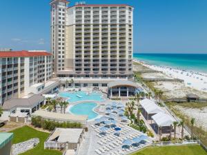 een luchtzicht op een resort met een zwembad en het strand bij Hilton Pensacola Beach in Pensacola Beach