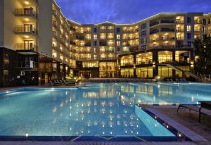 Bazén v ubytování Apart Hotel Golden Line nebo v jeho okolí