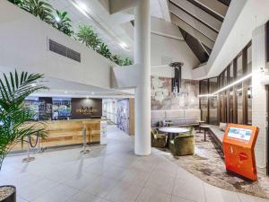 una hall di un salone con area di attesa di Mercure Penrith a Penrith