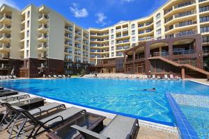 Bazén v ubytování Apart Hotel Golden Line nebo v jeho okolí