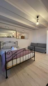 トルンにあるPrzytulny Apartament przy Starym Mieścieの部屋にベッドとソファがある寝室