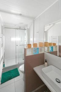 ein Bad mit einem WC und einer Glasdusche in der Unterkunft Downtown LH - Confort - 6 pers in Le Havre