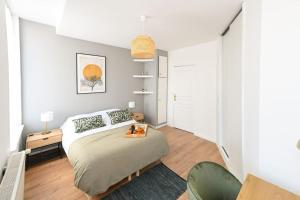 Schlafzimmer mit einem Bett, einem Tisch und Stühlen in der Unterkunft Downtown LH - Confort - 6 pers in Le Havre