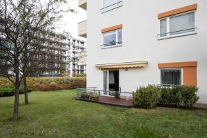 Vonkajšia záhrada v ubytovaní M&R Apartament Airport&Business Marina Mokotów - 4 people - parking - fast WiFi - Netflix - self check-in - terrace - guarded estate - gramophone - 6 min from Chopin Airport + 28 fotografií