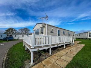 8 Berth Caravan With Decking At Kessingland Beach Holiday Park Ref 90030sg