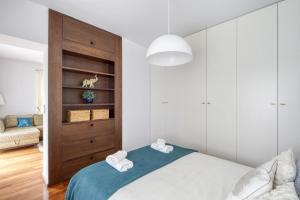 Posteľ alebo postele v izbe v ubytovaní M&R Apartament Airport&Business Marina Mokotów - 4 people - parking - fast WiFi - Netflix - self check-in - terrace - guarded estate - gramophone - 6 min from Chopin Airport