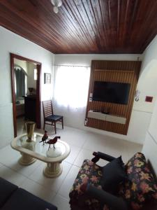 a living room with a couch and a table at Apartamento na Passarela in Porto Seguro