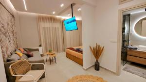Elpis' cozy & luxury apartment في أثينا: غرفة معيشة مع أريكة ومغسلة