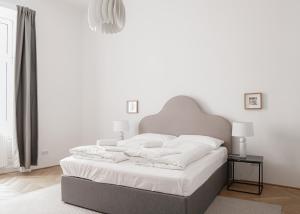 Postel nebo postele na pokoji v ubytování HeyMi Apartments Zentagasse